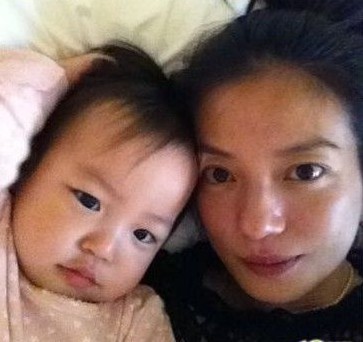 赵薇携小四月与王菲两女就餐 “三姐妹”一见如故