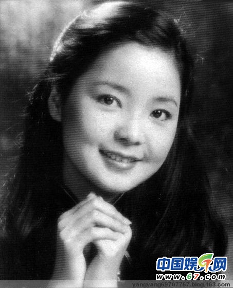 邓丽君诞辰60周年 不爱红妆爱军装重温昔日美艳照