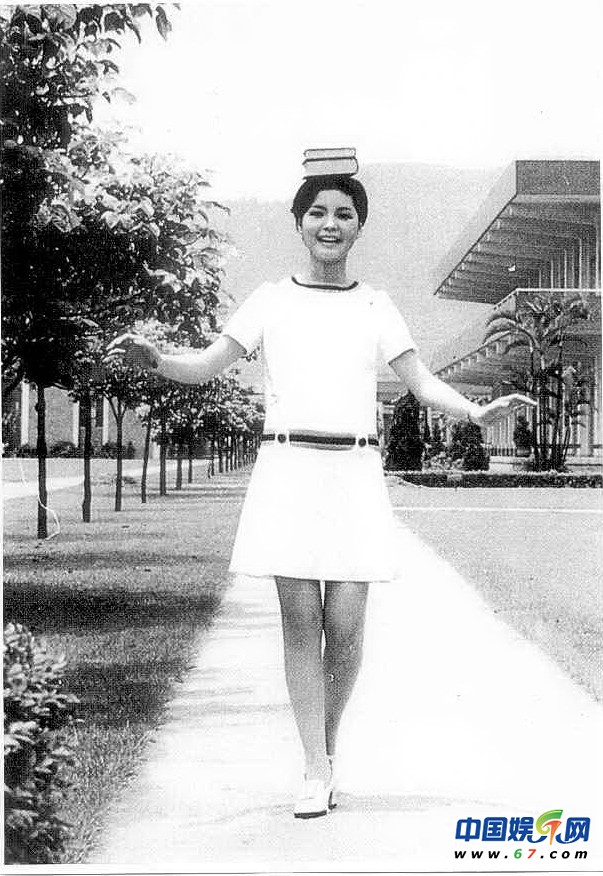 邓丽君诞辰60周年 不爱红妆爱军装重温昔日美艳照