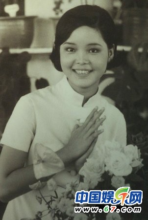 邓丽君诞辰60周年 不爱红妆爱军装重温昔日美艳照
