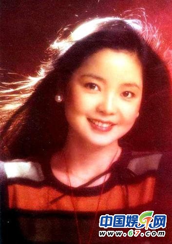 邓丽君诞辰60周年 不爱红妆爱军装重温昔日美艳照