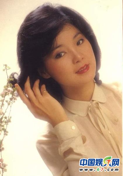 邓丽君诞辰60周年 不爱红妆爱军装重温昔日美艳照