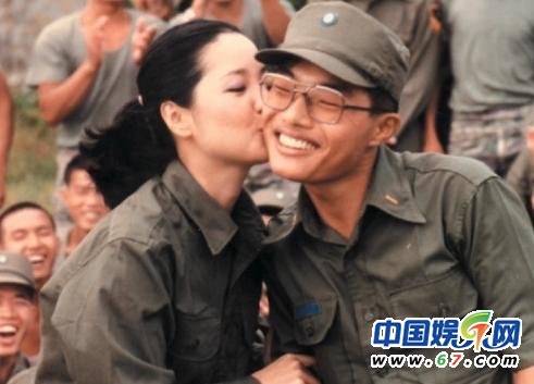 邓丽君诞辰60周年 不爱红妆爱军装重温昔日美艳照