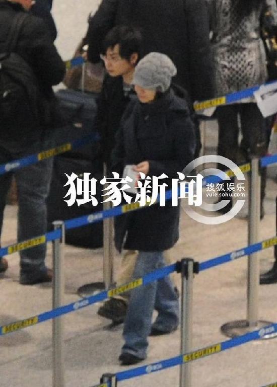 追星:孙俪独抱爱子父亲接机 何洁被“锁喉”秀恩爱柴静黑脸离京