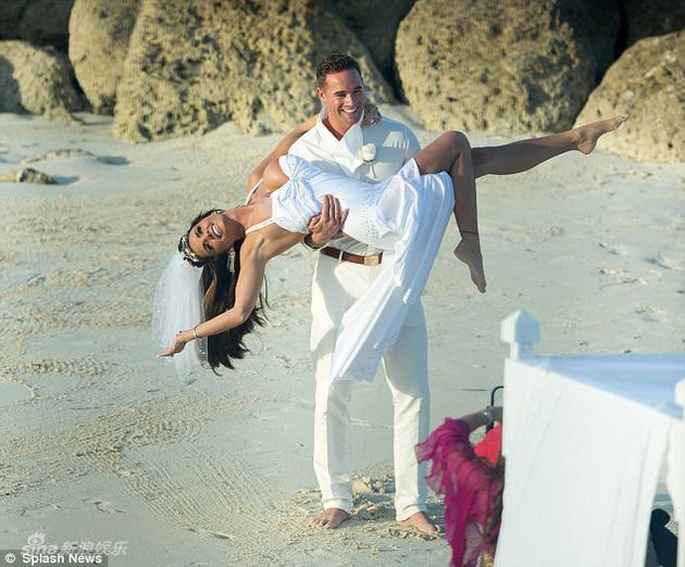 波霸乔丹海滩婚纱照巨乳频走光 男友兼职脱衣舞男