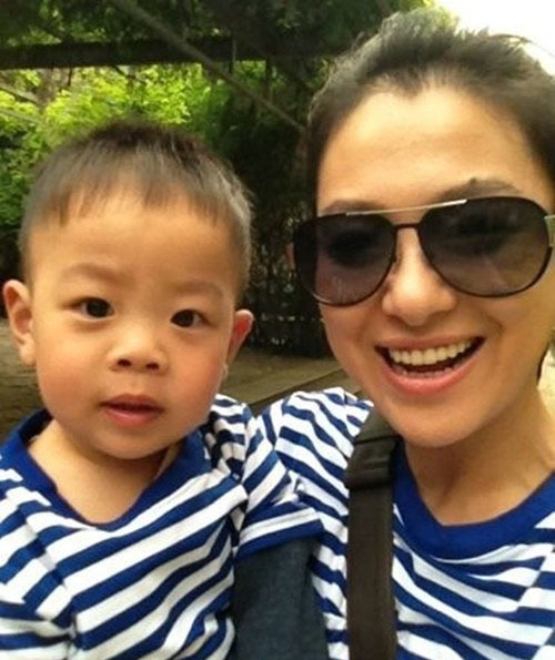 37岁沈傲君4岁可爱儿子近照