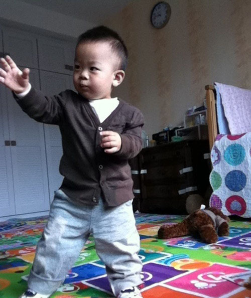 37岁沈傲君4岁可爱儿子近照