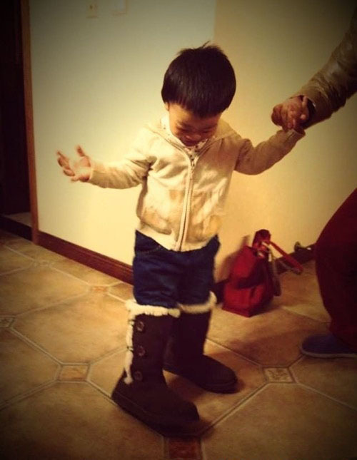 37岁沈傲君4岁可爱儿子近照