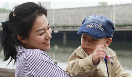 37岁沈傲君4岁可爱儿子近照