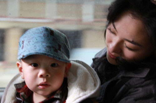 37岁沈傲君4岁可爱儿子近照