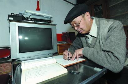  “裸捐老人”周宝存收到省文明办的慰问金 呼吁市民多关心公益