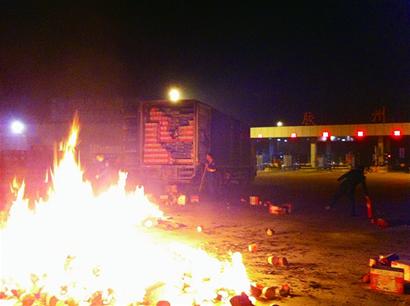 加油站旁货车起火整车方便面遭殃 疑因乱扔烟头 加油站旁货车起火整车方便面遭殃 疑因乱扔烟头