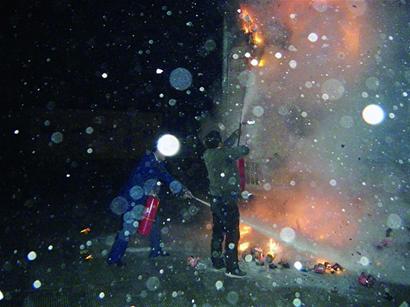 加油站旁货车起火整车方便面遭殃 疑因乱扔烟头 加油站旁货车起火整车方便面遭殃 疑因乱扔烟头