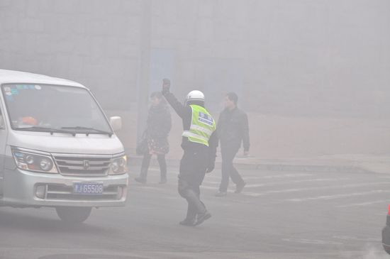 首发:今年最严重大雾锁岛城 高速全封闭 首发:今年最严重大雾锁岛城 高速全封闭