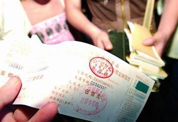 白领票奴年底急求发票 街头贩子被曝月赚几万