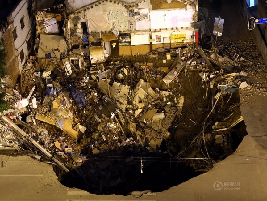 广州闹市突发地陷 房屋陷入“天坑”