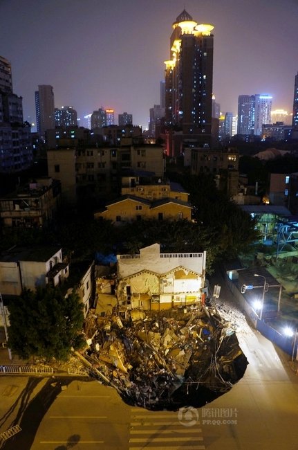 广州闹市突发地陷 房屋陷入“天坑”