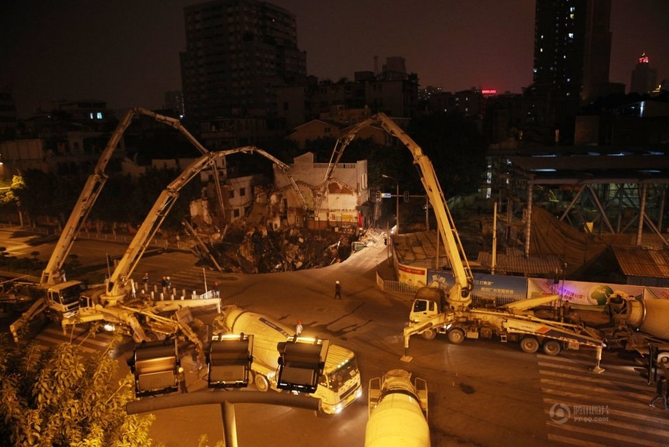 广州闹市突发地陷 房屋陷入“天坑”