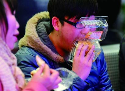 方便面垫肚踏上返乡路