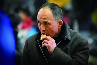 方便面垫肚踏上返乡路