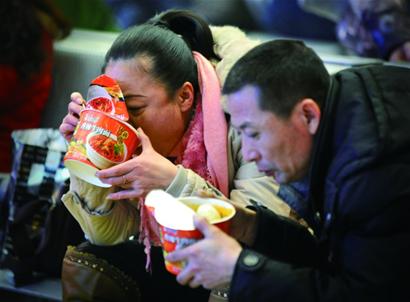 方便面垫肚踏上返乡路