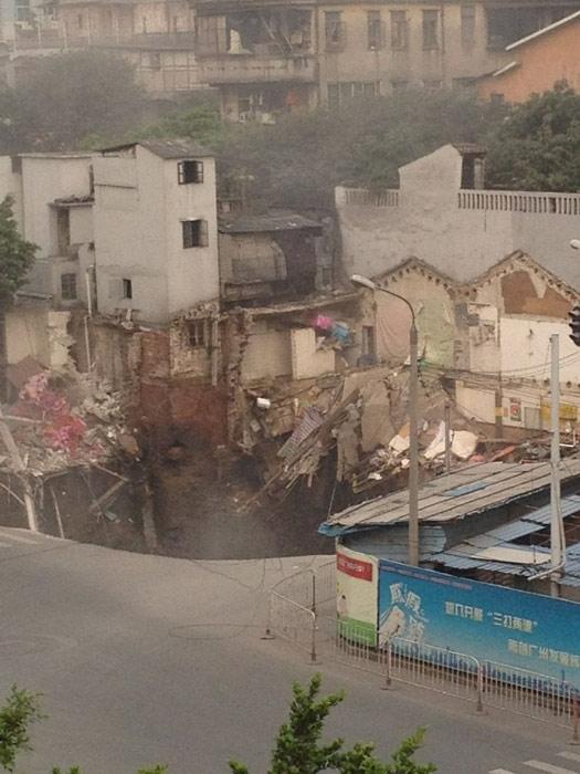 广州地铁工地附近地陷6商铺倒塌