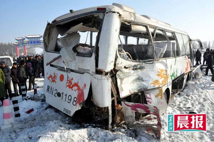 黑龙江火车与客车相撞致9人死亡