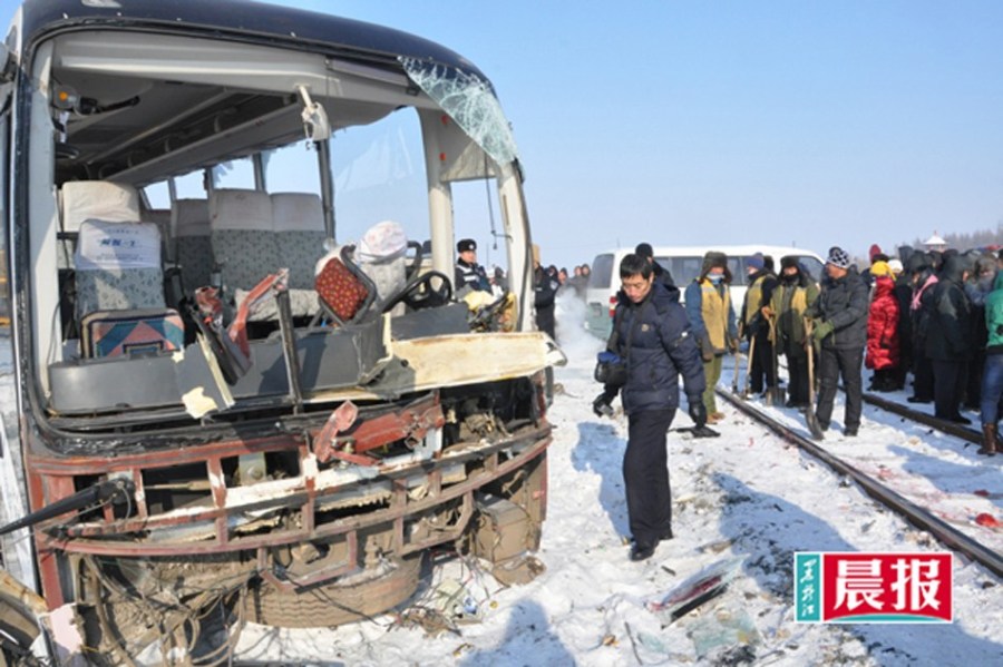 黑龙江火车与客车相撞致9人死亡