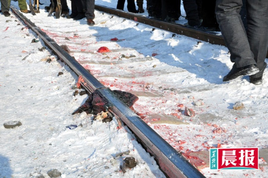 黑龙江火车与客车相撞致9人死亡