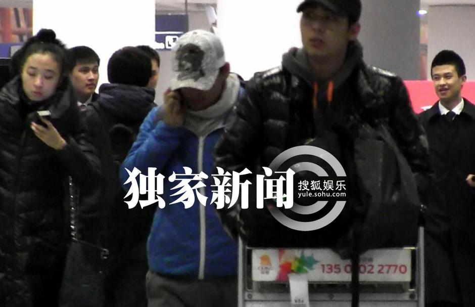 王宝强低调回京 爱妻开豪车接机共返爱巢