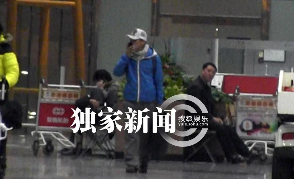 王宝强低调回京 爱妻开豪车接机共返爱巢