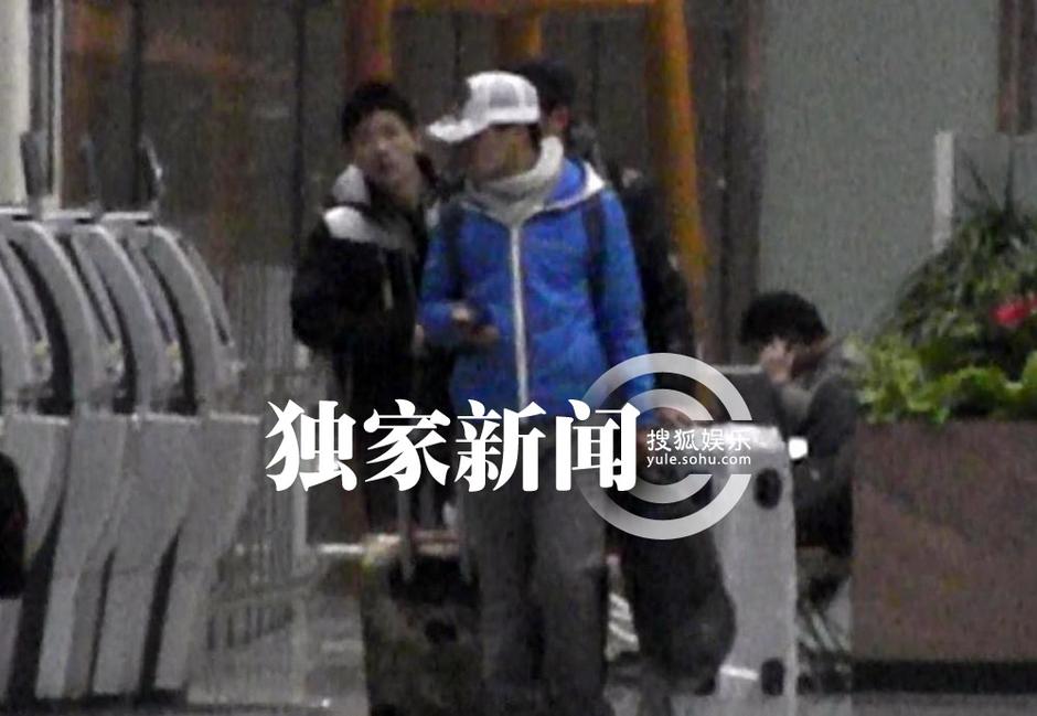 王宝强低调回京 爱妻开豪车接机共返爱巢