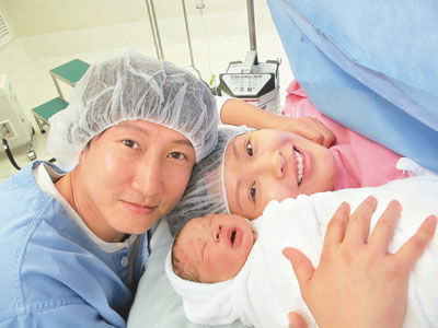 洪天明产房陪周家蔚剖腹产子 洪金宝当爷爷感谢儿媳