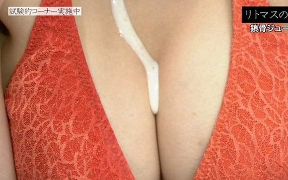 半裸美女锁骨上倒牛奶 流到乳沟被猥琐男吸走