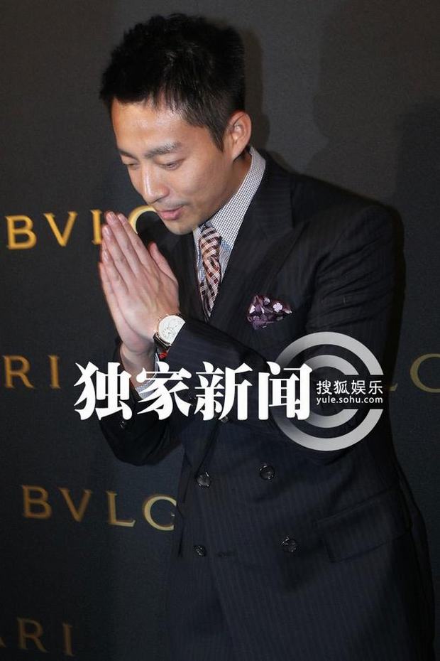 汪小菲现身向媒体双手作揖 玩快闪避大S怀孕传闻