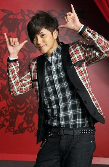 揭蛇年年终奖出手阔绰的明星老板：黄晓明送员工豪车