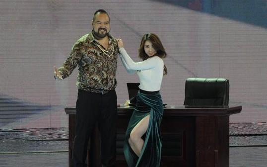 柳岩高开叉裙登台遭胡渣“屌丝”调戏 深V下蹲险上下走光