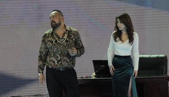 柳岩高开叉裙登台遭胡渣“屌丝”调戏 深V下蹲险上下走光