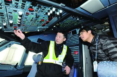 记者体验飞机维修辛苦 40分钟完成体检说话靠吼