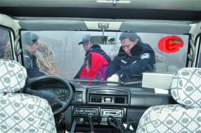 市南法院昨天集中执行 11名老赖拒不还钱被拘留15天 市南法院昨天集中执行 11名老赖拒不还钱被拘留15天