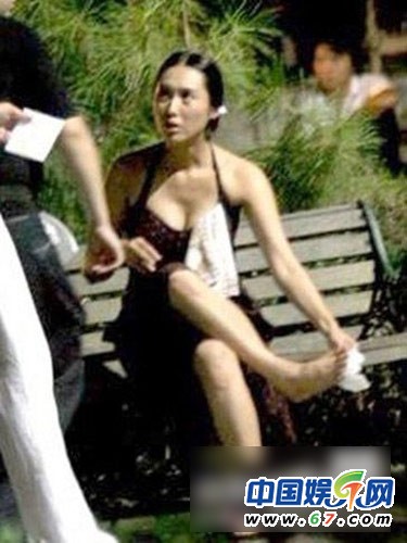 朱茵当众抠脚范冰冰挖鼻孔 盘点中外明星不雅抓拍(组图)