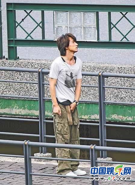 朱茵当众抠脚范冰冰挖鼻孔 盘点中外明星不雅抓拍(组图)