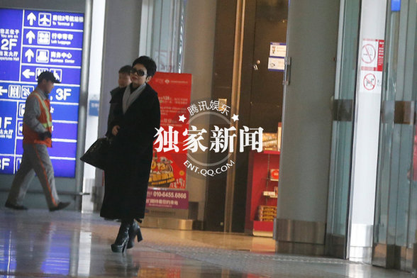 董文华“恨天高”名牌傍身 黑超墨镜遮面心情好 