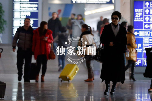 董文华“恨天高”名牌傍身 黑超墨镜遮面心情好 