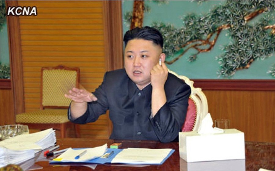金正恩叼烟主持国家安全会议