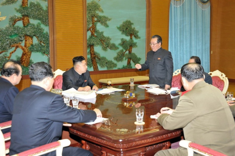 金正恩叼烟主持国家安全会议