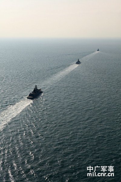 资料图：航拍舰艇编队成一字队形前进。