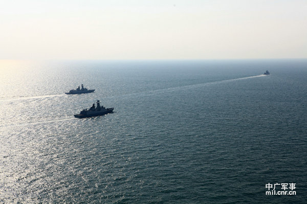 资料图：1月30日出征的舰艇编队正成品字队形前进。