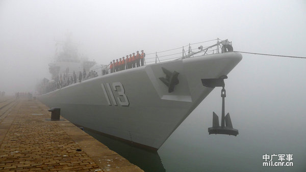 资料图：远航编队浓雾中起锚。