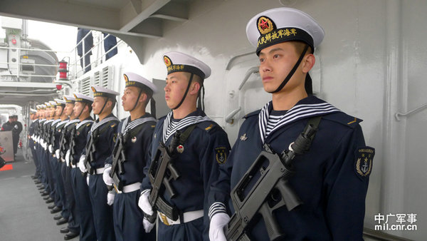 资料图：战舰上整装待发的水兵。